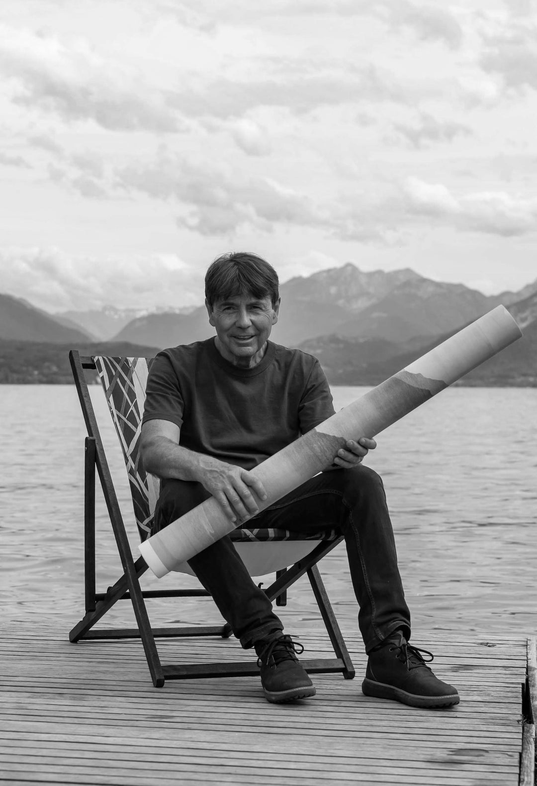 Portrait de Gilles Giacomotti, artiste peintre à Annecy, photographié sur une chilienne Maison DZON pour la collection “Les Bleus du Lac”.