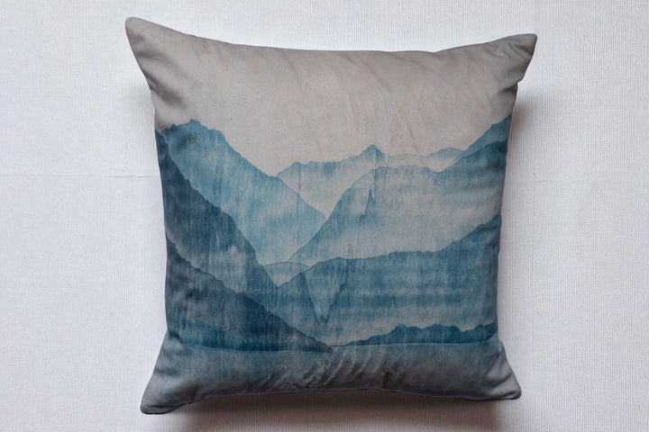 Housse de coussin “Les Bleus du Lac” – 45×45 cm