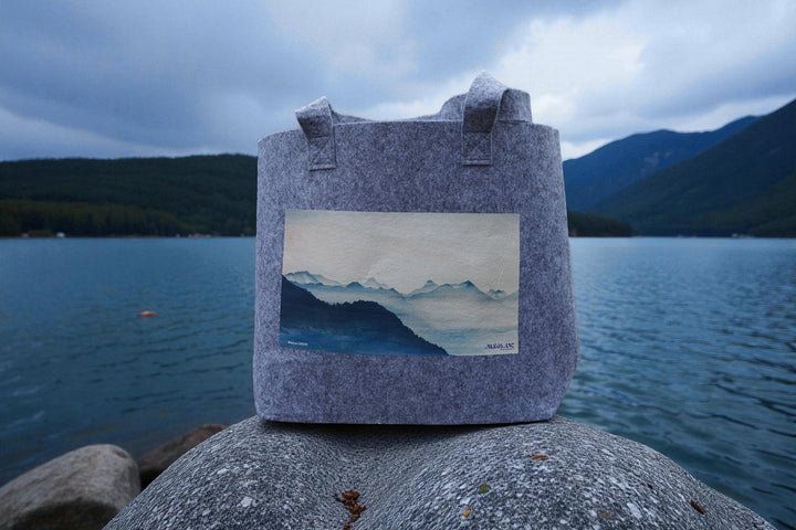 Sac en feutre recyclé Le Semnoz – Collection Les Bleus du Lac x Gilles Giacomotti 31x43,5 cm