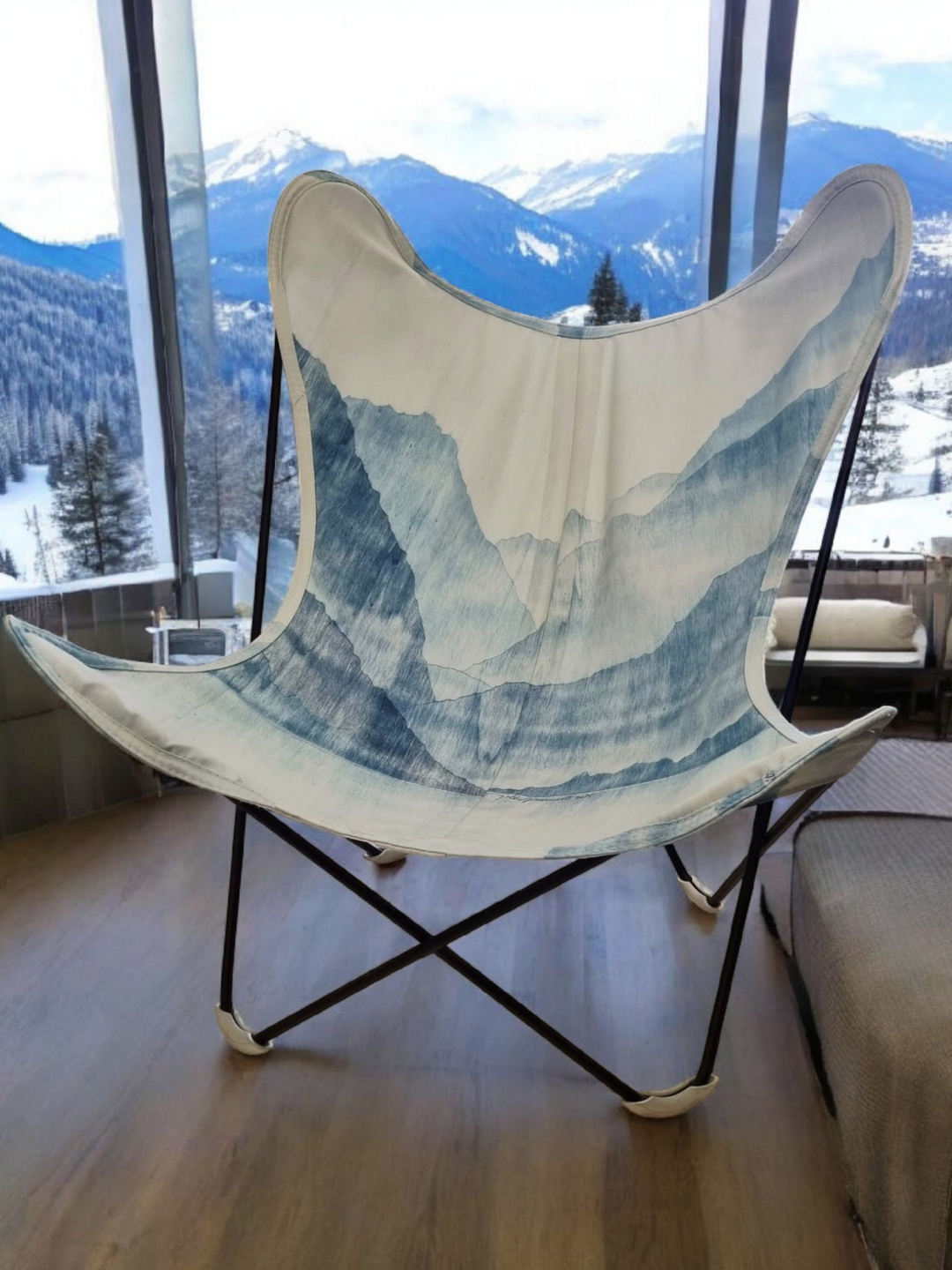Fauteuil AA(ed) Butterfly avec housse artistique de Gilles Giacomotti dans un intérieur moderne, Maison DZON