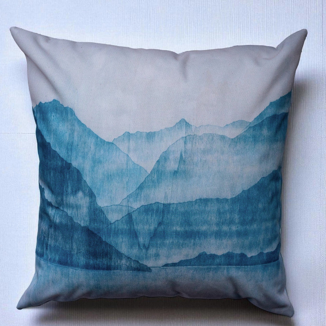 Housse de coussin décorative Bleu ciel 45x45, paysage alpin bleu de Gilles Giacomotti, collection Les Bleus du Lac – Maison DZON