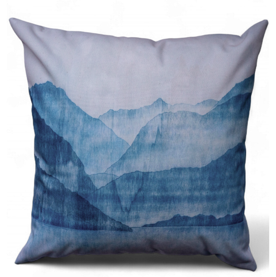 Housse de coussin décorative 45x45 Bleu ciel, motif paysage alpin bleu de Gilles Giacomotti – Maison DZON