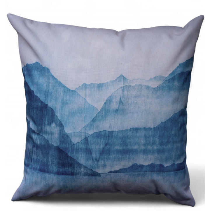 Housse de coussin décorative 45x45 Bleu ciel, motif paysage alpin bleu de Gilles Giacomotti – Maison DZON